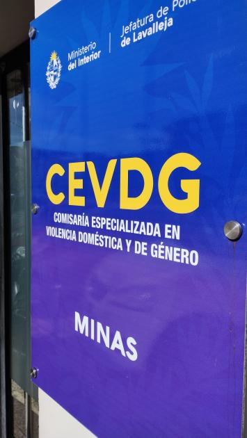Cartel de ingreso a Comisaría Especializada Violencia Doméstica y Género de Minas
