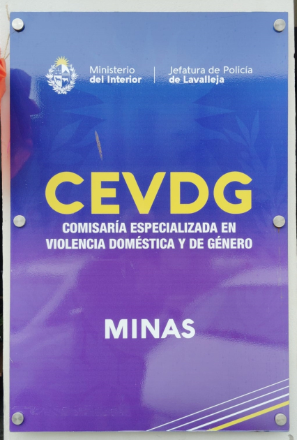 cartel de ingreso a Comisaria Espercializada en Violencia Doméstica y Género cartel de ingreso a Comisaria Espercializada en Violencia Doméstica y Género