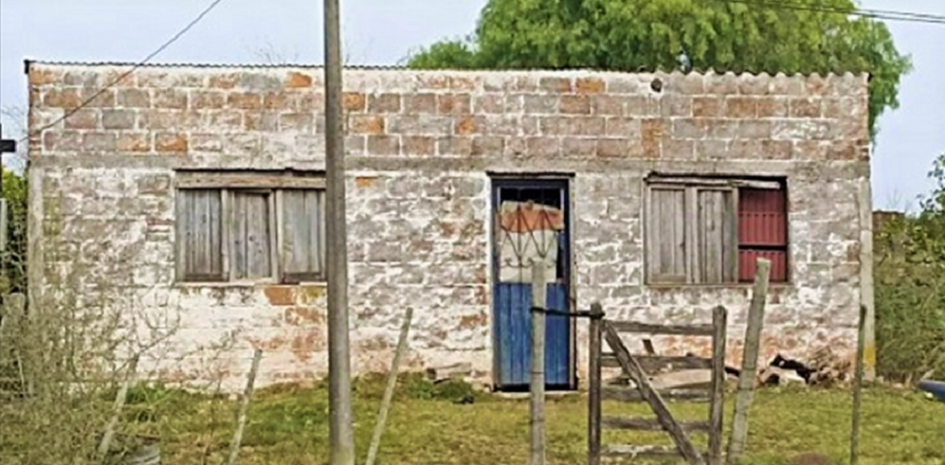 Lugar donde la victima fue encontrado caído con lesiones tras ser agredido. Vivienda de la víctima.