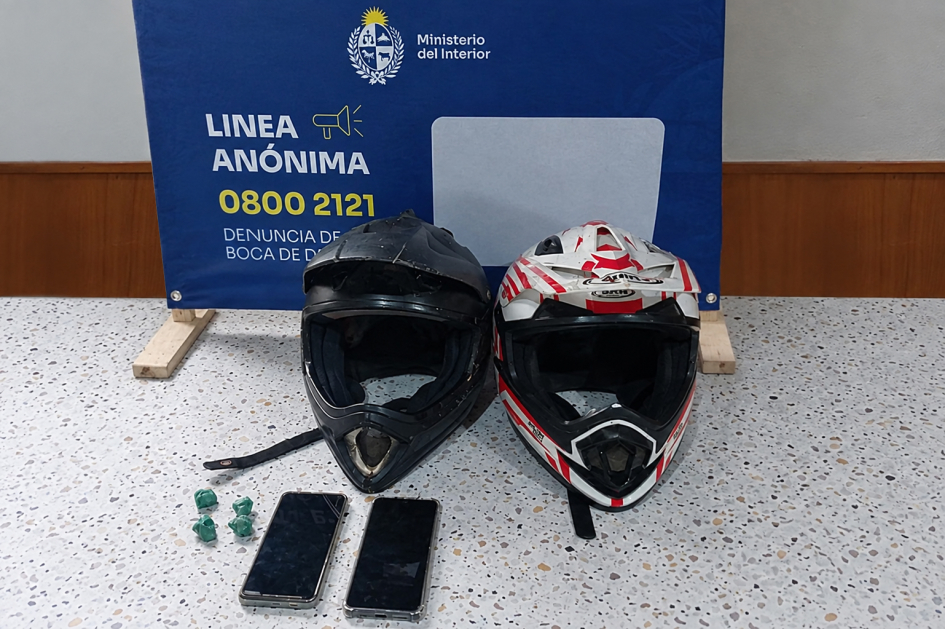 Cascos de motociclistas celulares y sustancia estupefaciente Cascos de motociclistas celulares y sustancia estupefaciente