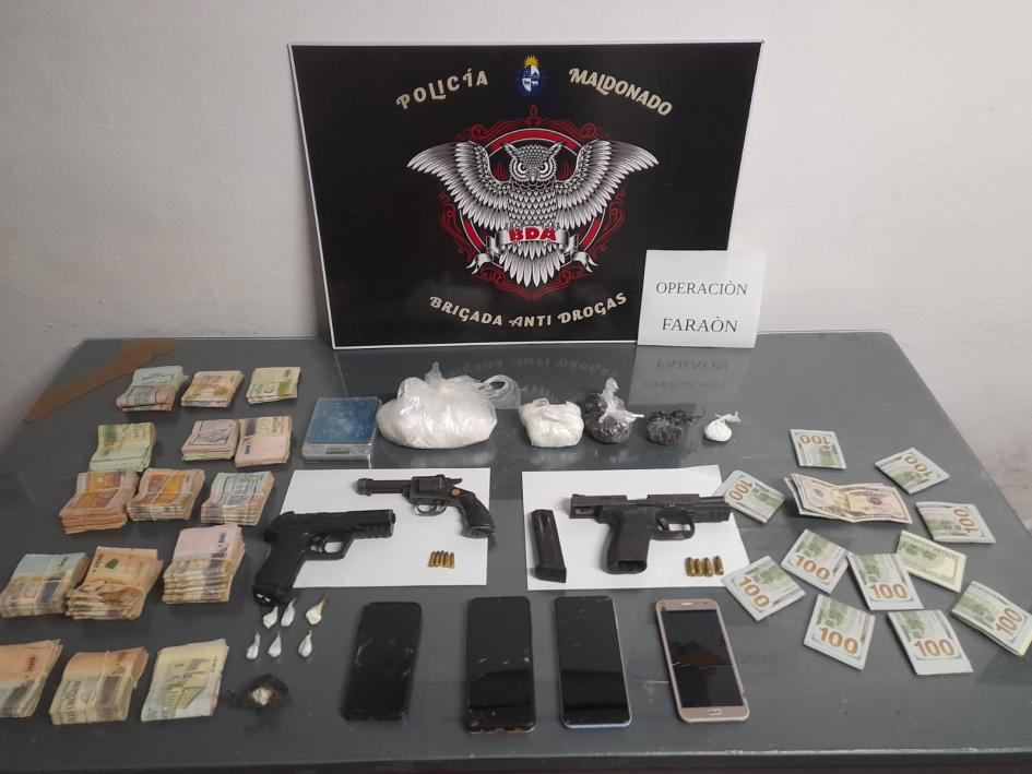 Operación "Faraón" se exhibe sobre una mesa: dinero, armas, municiones, droga y celulares incautados en la operación