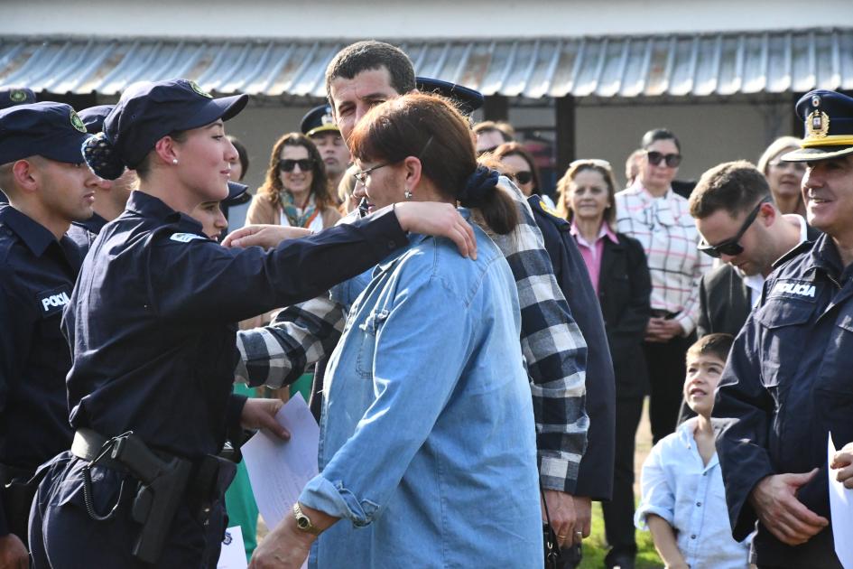 Una mujer policía recibiendo diploma en la ceremonia de egreso de policías