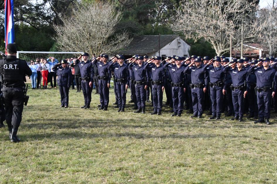 52 Policías nuevos en Maldonado muchos policías uniformados parados en formación