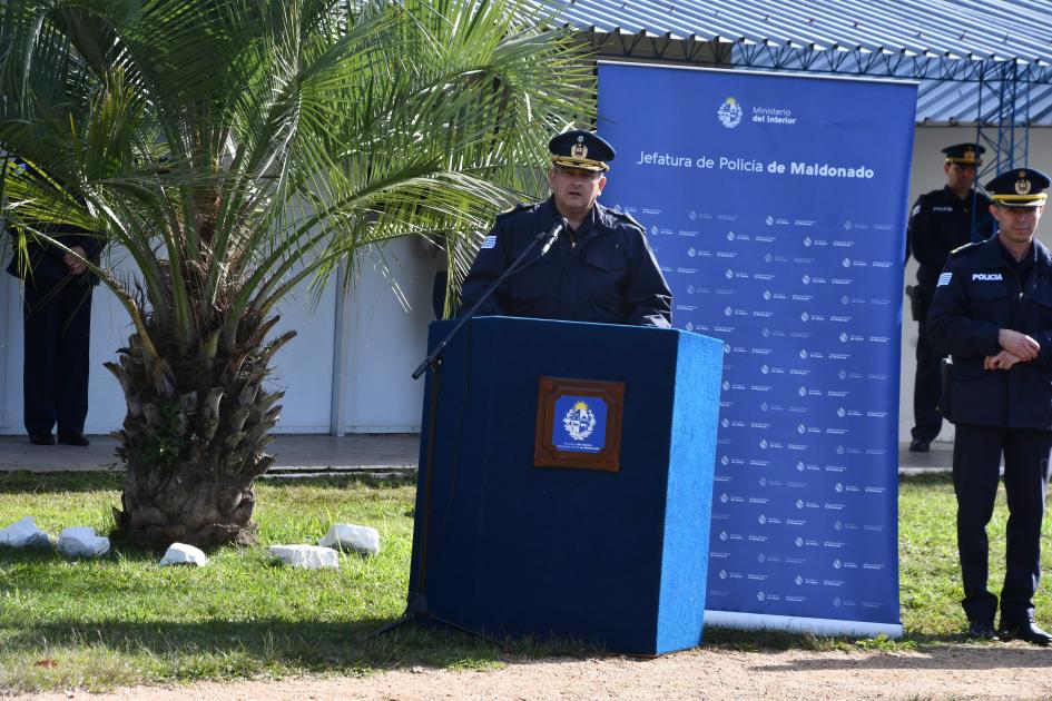 Jefe de Policía de Maldonado parado en un atril hablando en el acto de reconocimiento a policías