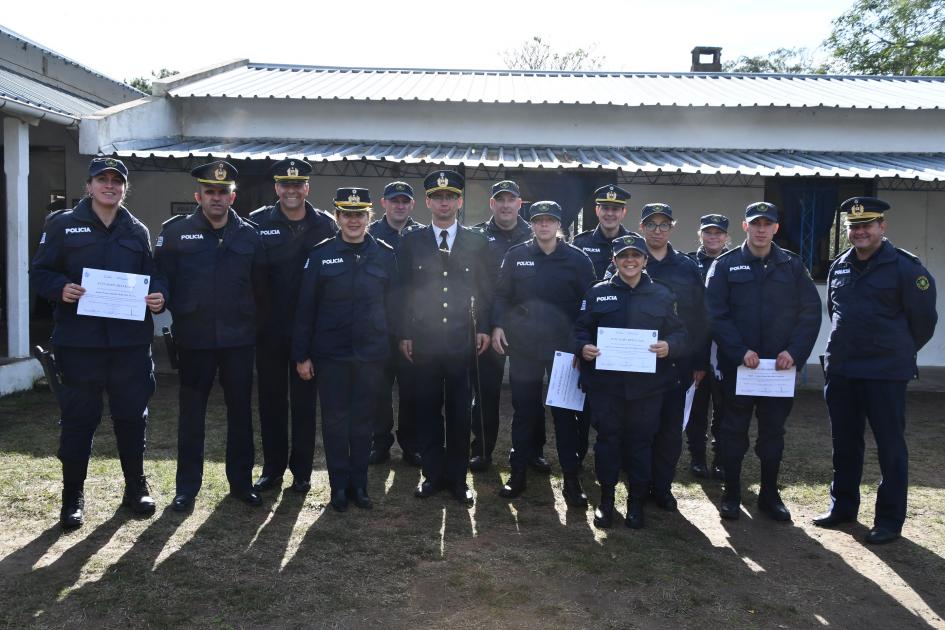 14 policías parados, en acto de premiación