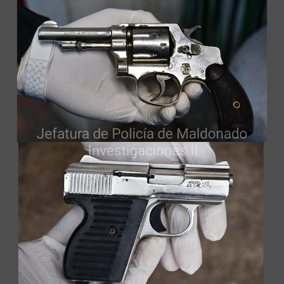 Condenados por reiteradas rapiñas en Maldonado Dos imagenes de armas sostenidas por una mano con guante blanco
