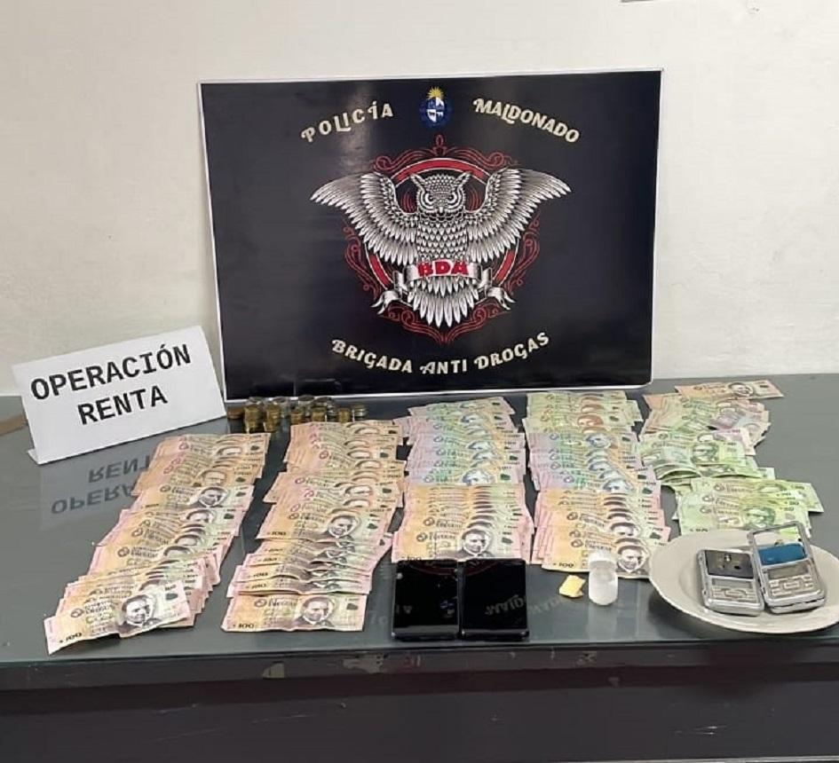 exhibición de dinero y celulares incautados 
