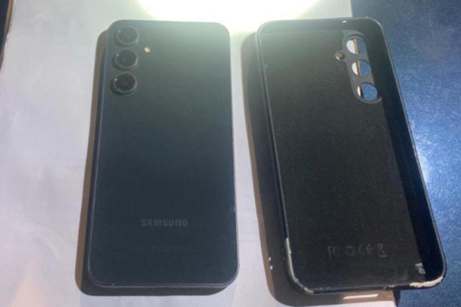 Celular incautado por la Policía. Celular incautado por la Policía.