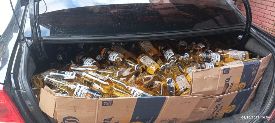 Botellas de coronas en valija de automóvil. Botellas de coronas en valija de automóvil.
