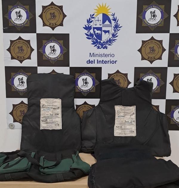 Chalecos incautados por Brigada Antidrogas en vehículo robado Chalecos incautados por Brigada Antidrogas en vehículo robado