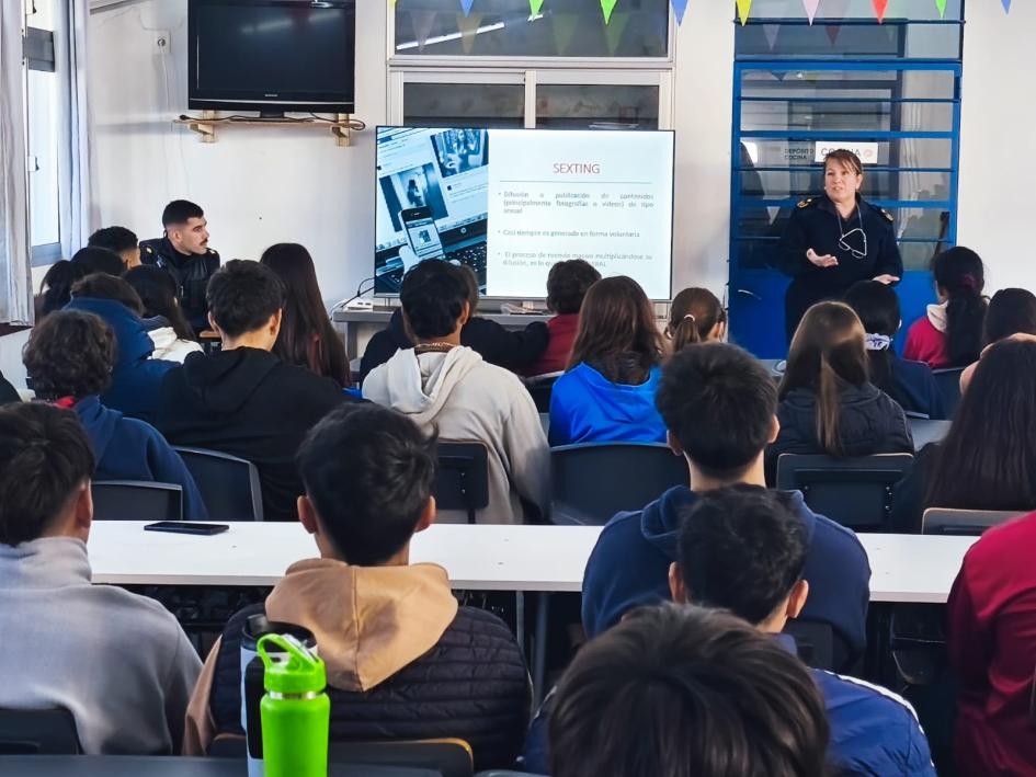 Charla informativa en el Liceo de Cardal Charla informativa en el Liceo de Cardal