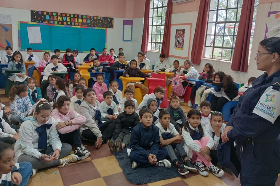 Charla en Escuelas N° 23 y 35 Charla en Escuelas N° 23 y 35