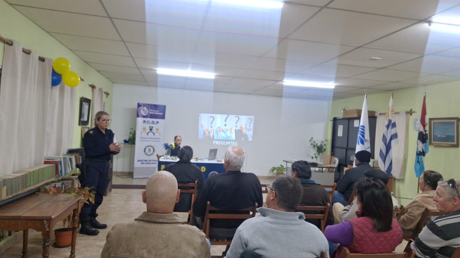 Charla policía comunitaria