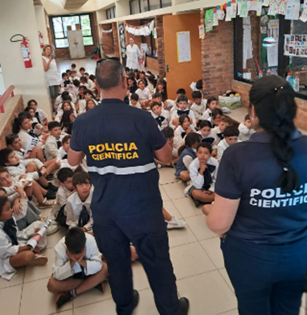 Charla sobre identidad y huellas dactilares