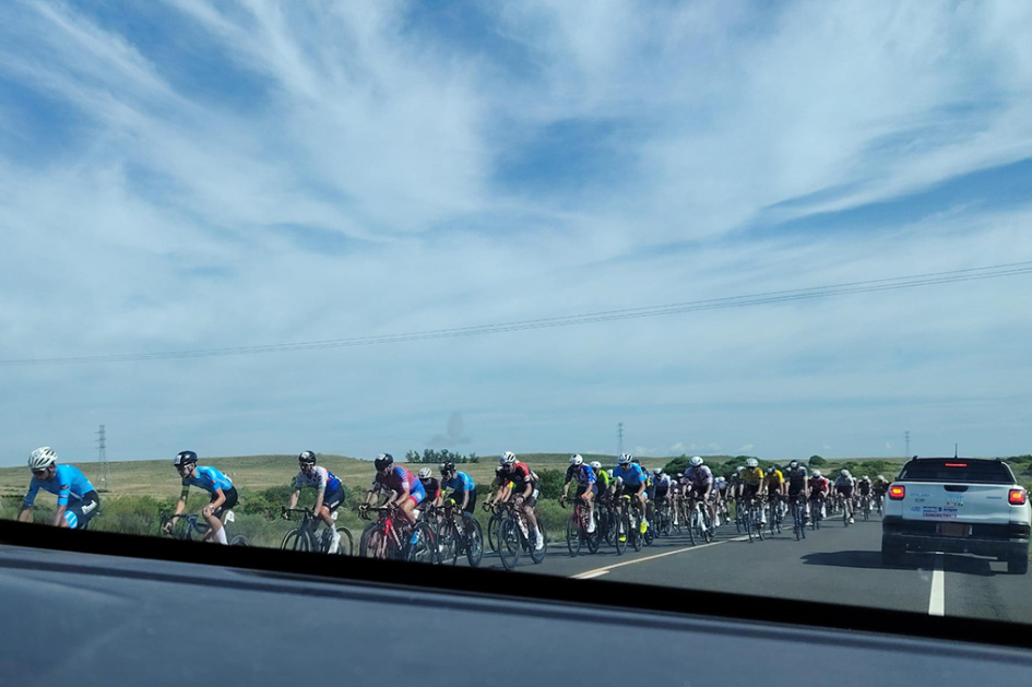 Ciclistas en ruta vistos desde dentro de móvil policial.