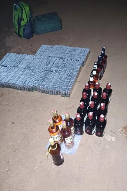 Cigarrillos y bebidas alcohólicas incautadas.