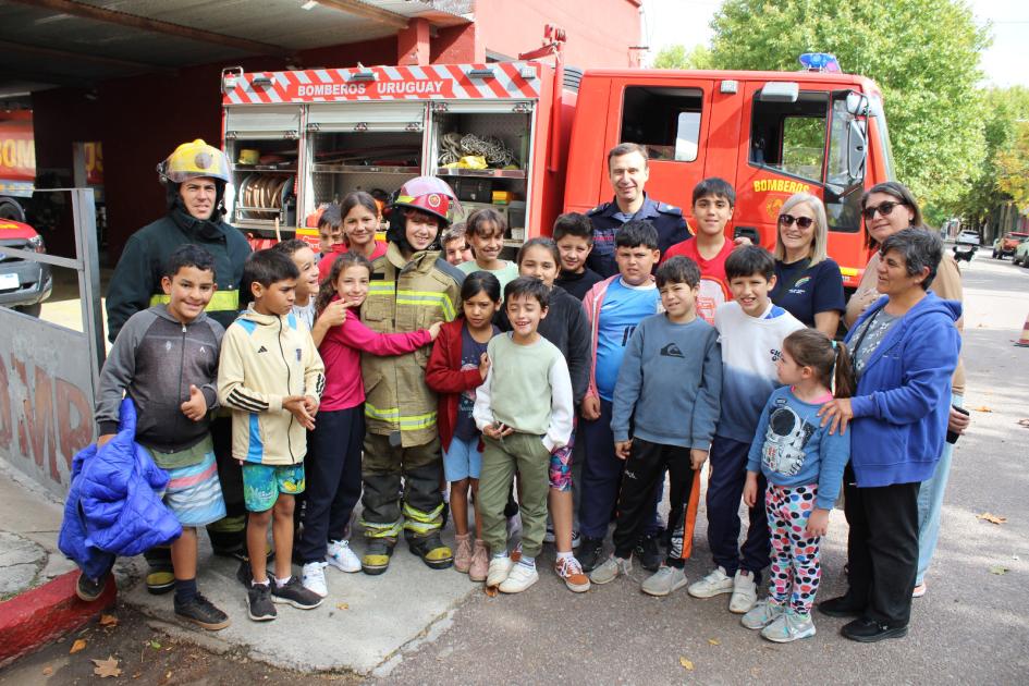 Niñas y niños del Club Arcoíris Niñas y niños del Club Arcoíris en el destacamento de Bomberos de Durazno