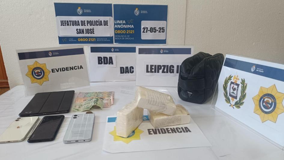 Cocaína, dinero y celulares incautados. Cocaína, dinero y celulares incautados.