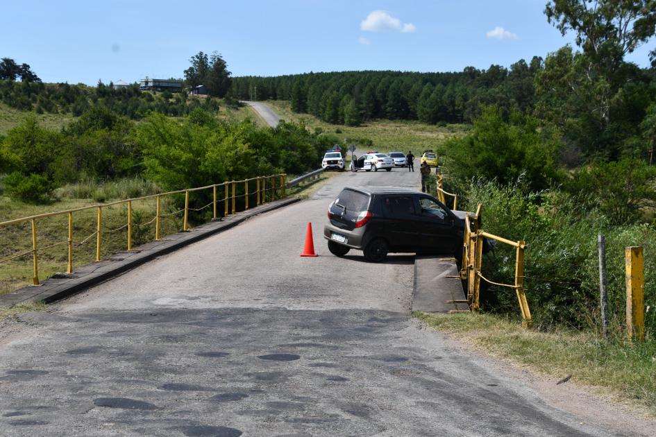Auto protagonista de siniestro de tránsito por Avenida Valeriano Magri, Puente Campanero Auto protagonista de siniestro de tránsito por Avenida Valeriano Magri, Puente Campanero