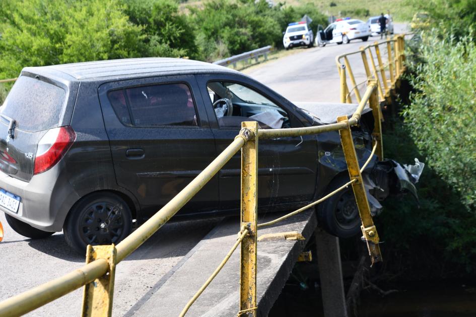 Auto protagonista de siniestro de tránsito por Avenida Valeriano Magri, Puente Campanero Auto protagonista de siniestro de tránsito por Avenida Valeriano Magri, Puente Campanero