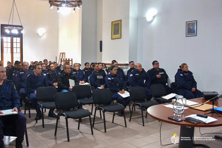 Taller de actualización en la respuesta policial en VDG en Colonia Taller de actualización en la respuesta policial en VDG en Colonia