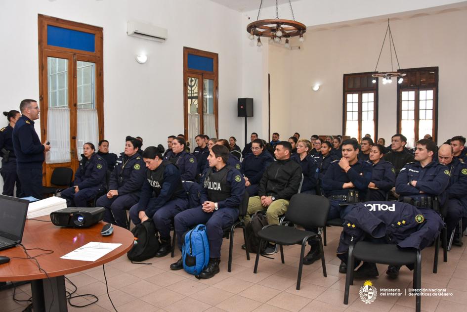 Taller de actualización en la respuesta policial en VDG en Colonia Taller de actualización en la respuesta policial en VDG en Colonia
