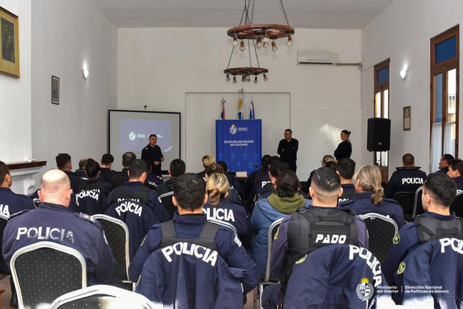 Taller de actualización en la respuesta policial en VDG en Colonia Taller de actualización en la respuesta policial en VDG en Colonia