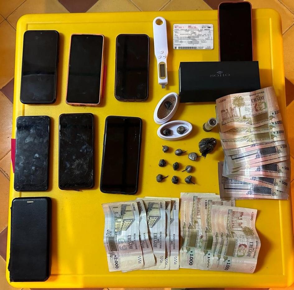 Drogas, celulares y dinero Drogas, celulares y dinero