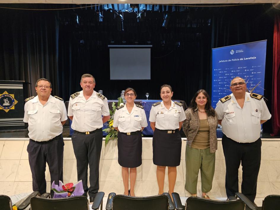 Comando de Jefatura de Policía con Angelina Ferreira Pérez, Veronica Moreira y Geru Aparicio Comando de Jefatura de Policía con Angelina Ferreira Pérez, Veronica Moreira y Geru Aparicio
