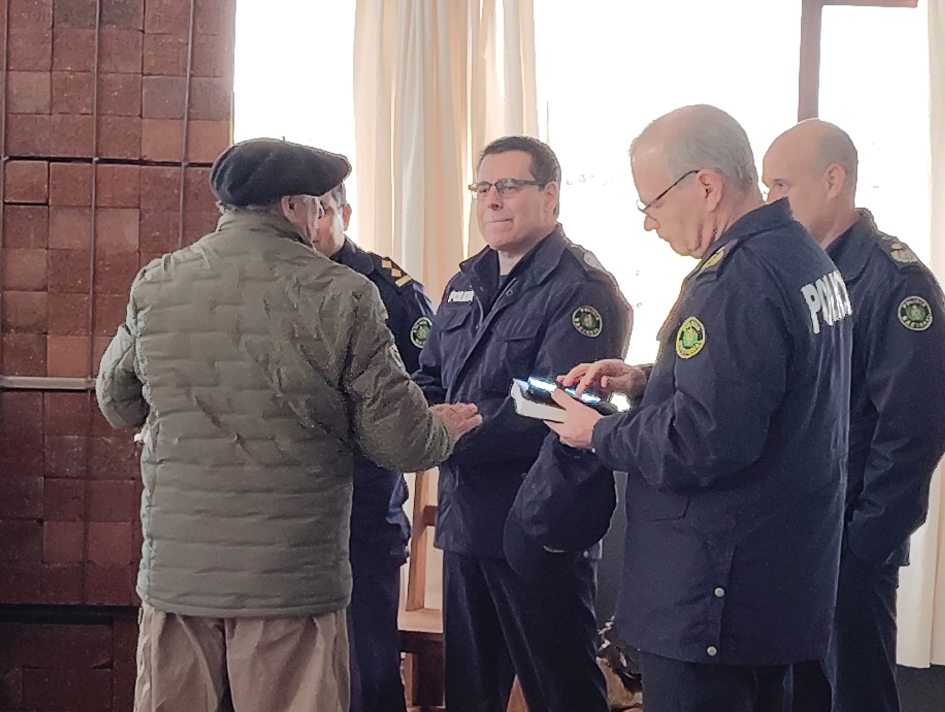 Comando de píe en reunión con vecinos del Santa Lucía Comando de píe en reunión con vecinos del Santa Lucía