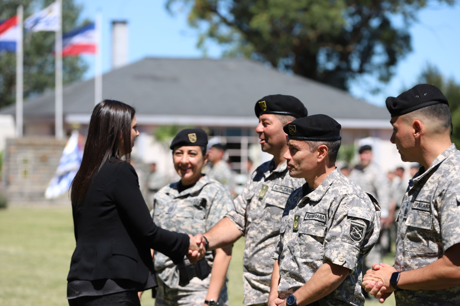 Autoridades saludan y felicita a funcionaria de la Guardia Republicana durante ceremonia oficial