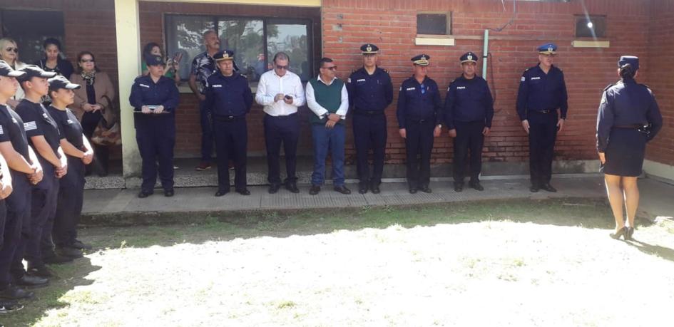 Comisario Lady Fuques pide orden para iniciar el Acto Comisario Lady Fuques pide orden para iniciar el Acto