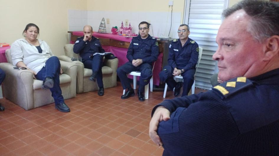 Comisario y comando de frente con alcaldesa Comisario y comando de frente con alcaldesa