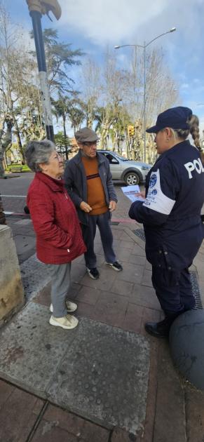Comunitaria entregando folleteria a adultos mayores 
