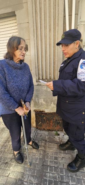 Comunitaria entregando folleteria a adultos mayores 
