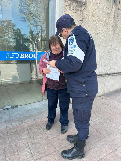 Comunitario entregando folleteria a adultos mayores 