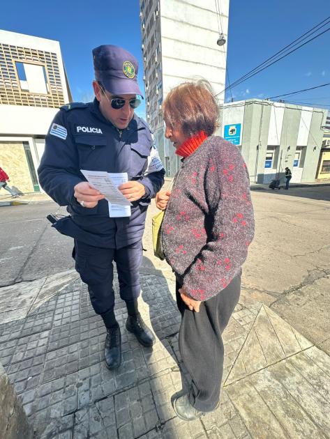 Comunitario entregando folleteria a adultos mayores 