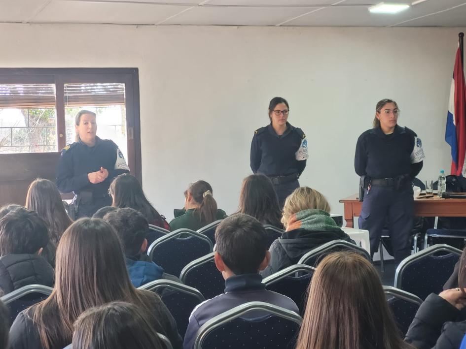 Funcionarios de Policía comunitaria exponiendo frente a adolescentes de José Batlle y Ordóñez Funcionarios de Policía comunitaria exponiendo frente a adolescentes de José Batlle y Ordóñez