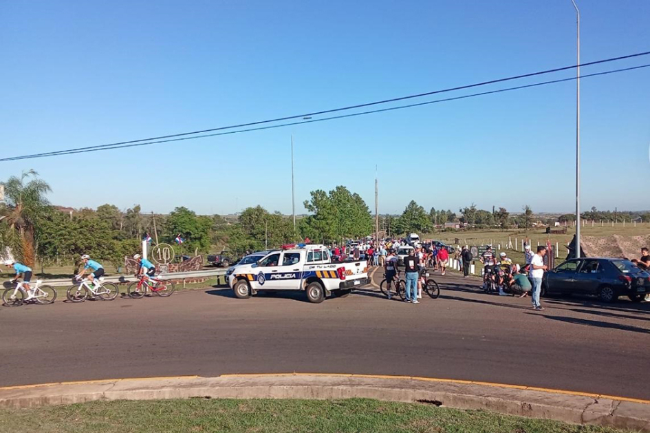 Congregacion de personas ciclistas y movil policial en inicio de Avenida Telmo Garcia da Rosa