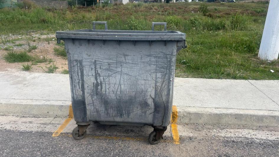 Contenederor ubicado frente a espacio limpio en barrio Peñarol Contenederor ubicado frente a espacio limpio en barrio Peñarol