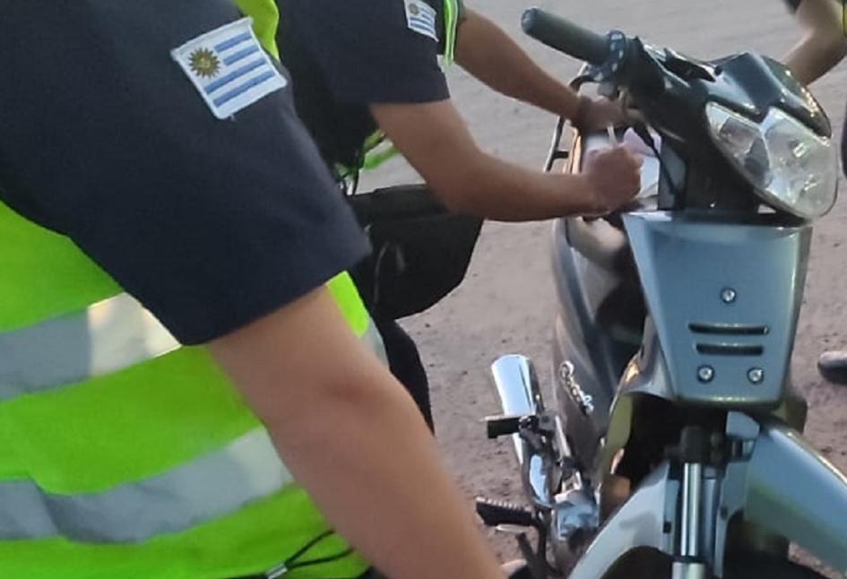Policías inspeccionando moto 
