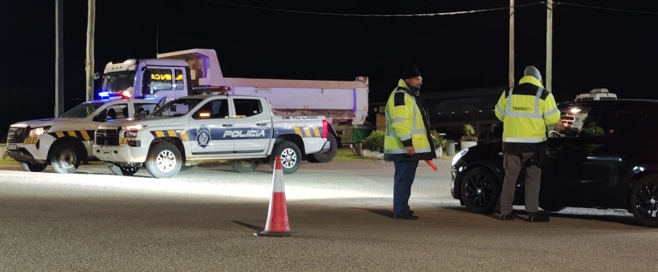 Fiscalizacion noche de la nostalgía 2026 Móviles policiales y policías fiscalizando vehiculos
