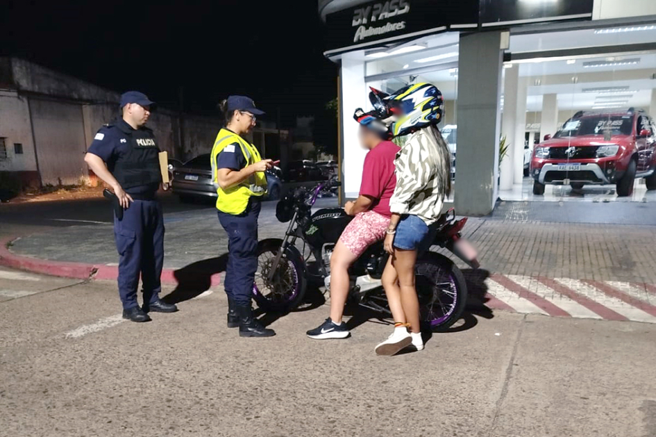 Control policial a 2 personas en una motocicleta