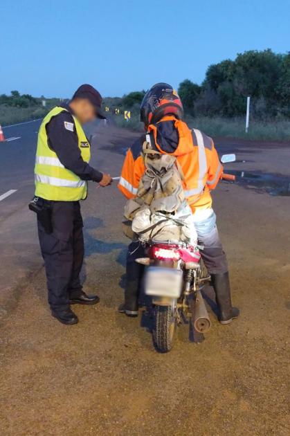 Control policial a un motociclista. Control policial a un motociclista.
