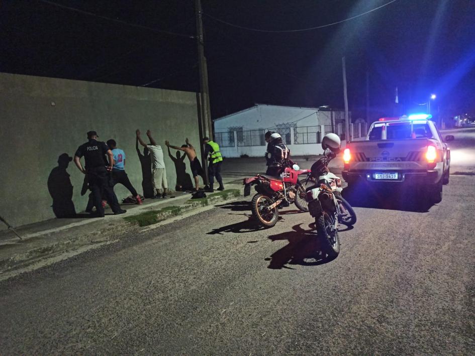 Control policial con detenidos contra la pared en ciudad Control policial con detenidos contra la pared en ciudad