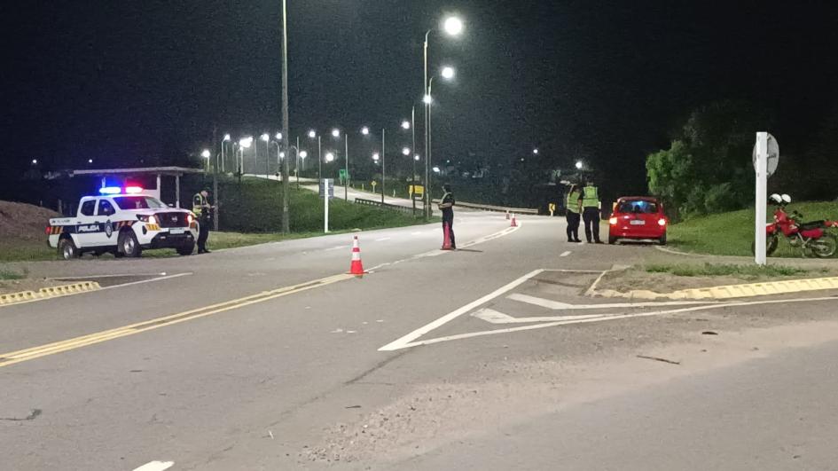 Control policial en ruta Control policial en ruta, un móvil policia y dos funcionarios identificando al conductor de un auto
