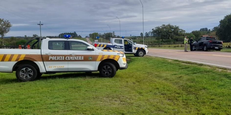 Hombre formalizado por Homicidio ocurrido en Maldonado en 2022 Dos vehículos policiales estacionados al costado de la ruta, y policías inspeccionando una camioneta