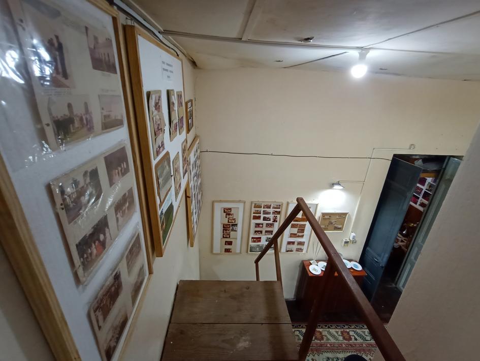 Cuadros en parte superior con fotografías