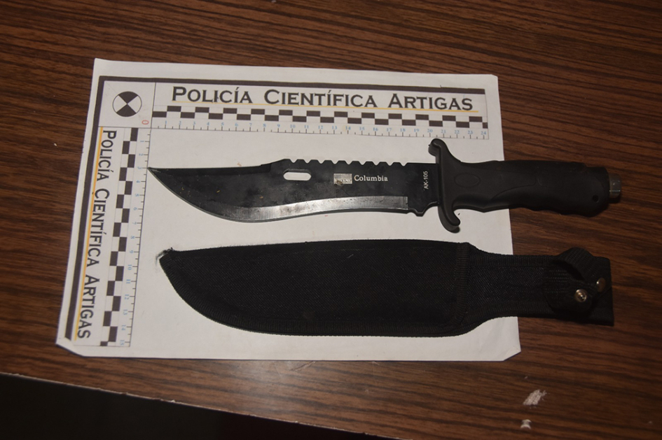 Cuchillo con vaina incautado