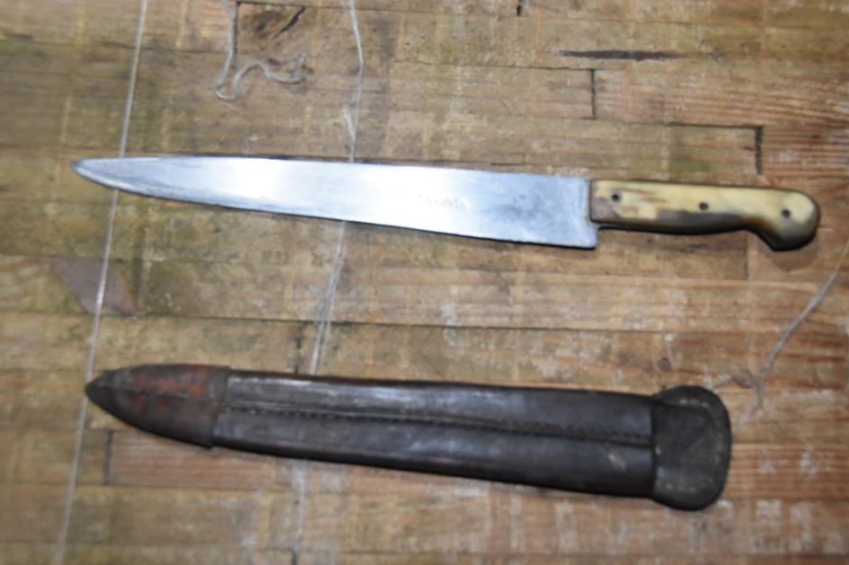 Cuchillo incautado por la policía. Cuchillo incautado por la policía.